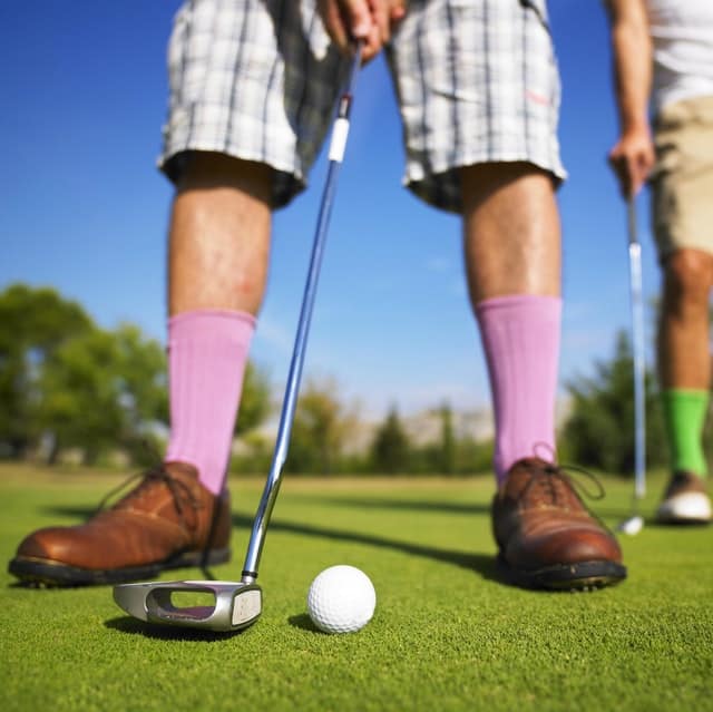 Golfer putting without glove