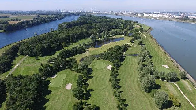 What is the par of a golf course?
